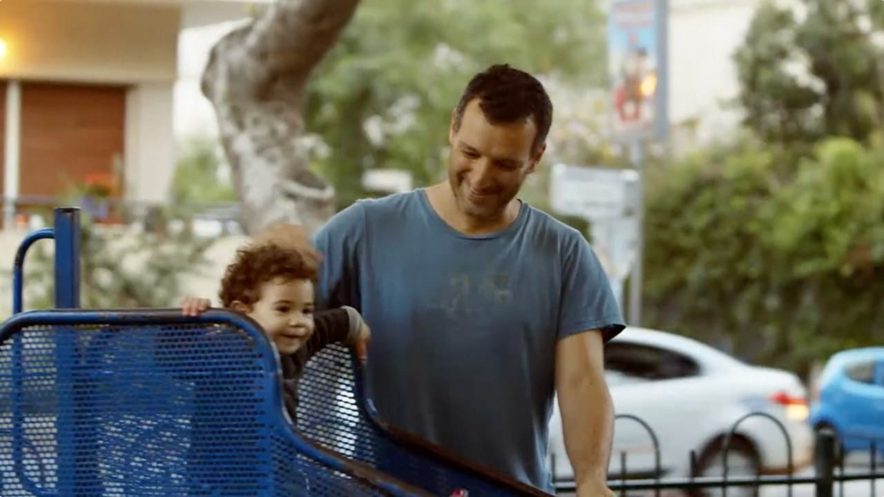 צפייה בסרט המלא להיות אבא // ילדה של אבא - צפייה בטריילר